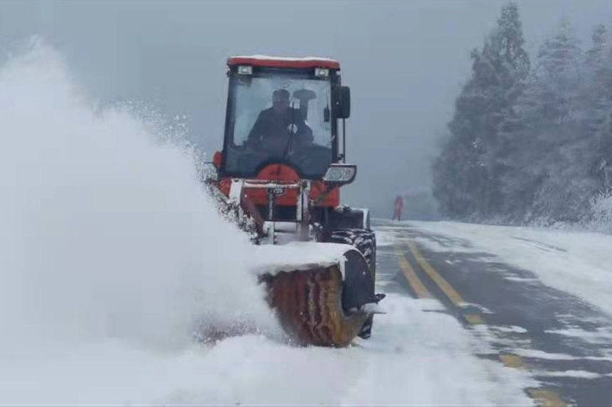 仙女山景區(qū)道路鏟雪現(xiàn)場。武隆景區(qū)供圖