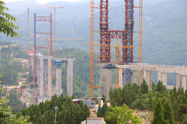 修建中的雙堡特大橋 。武隆區(qū)融媒體中心供圖