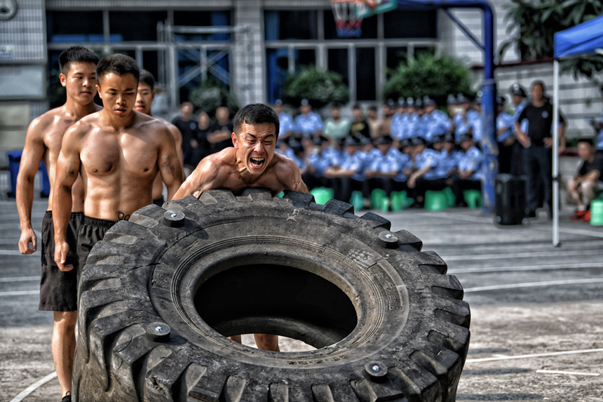 重慶特警綜合實戰(zhàn)演練現(xiàn)場。重慶市公安局供圖