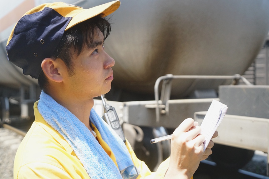 重慶西車輛段貨車檢車員正在記錄車輛信息。江堯攝