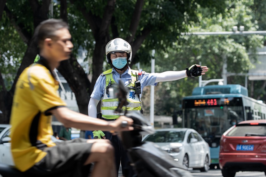 民警在烈日下指揮交通。何超攝