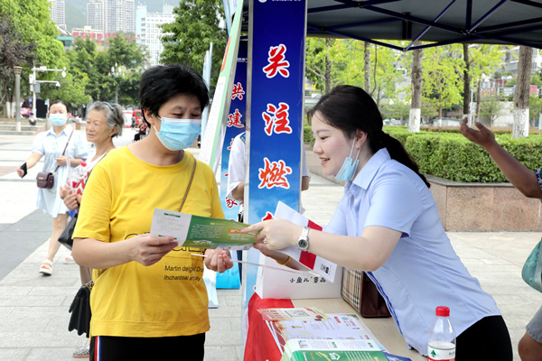 工作人員向市民宣講燃氣安全使用常識。巫溪縣融媒體中心供圖