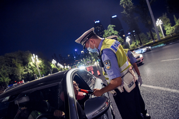 民警在街頭嚴(yán)查各類(lèi)交通違法行為。南岸警方供圖