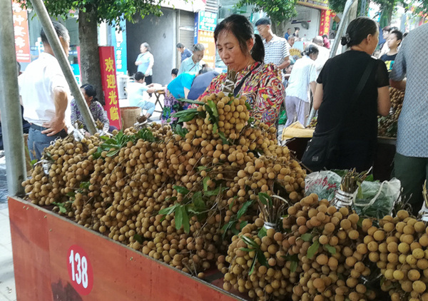 興義鎮(zhèn)龍眼售賣(mài)。豐都縣委宣傳部供圖