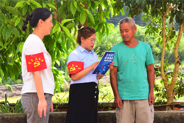 黨員入戶為群眾講解反詐知識。潼南區(qū)委宣傳部供圖