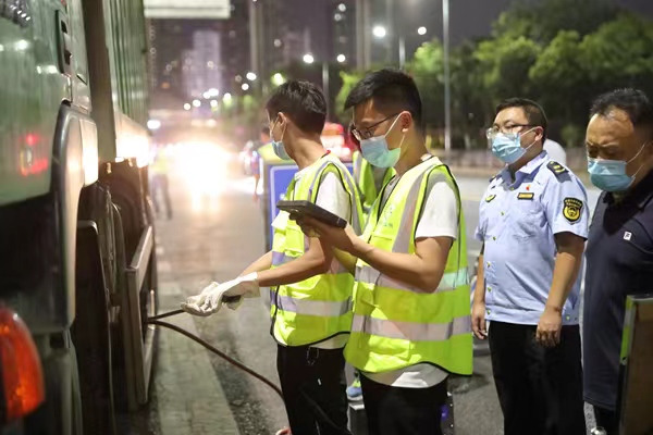 抽檢貨車尾氣排放情況。九龍坡生態(tài)環(huán)境局供圖