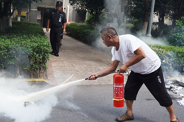 居民體驗(yàn)滅火器滅火。雙橋經(jīng)開區(qū)消防救援大隊(duì)供圖