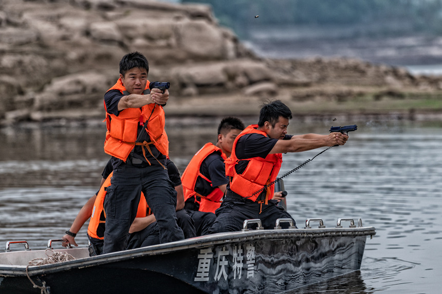 重慶特警2022年水陸兩棲專訓(xùn)現(xiàn)場(chǎng)。