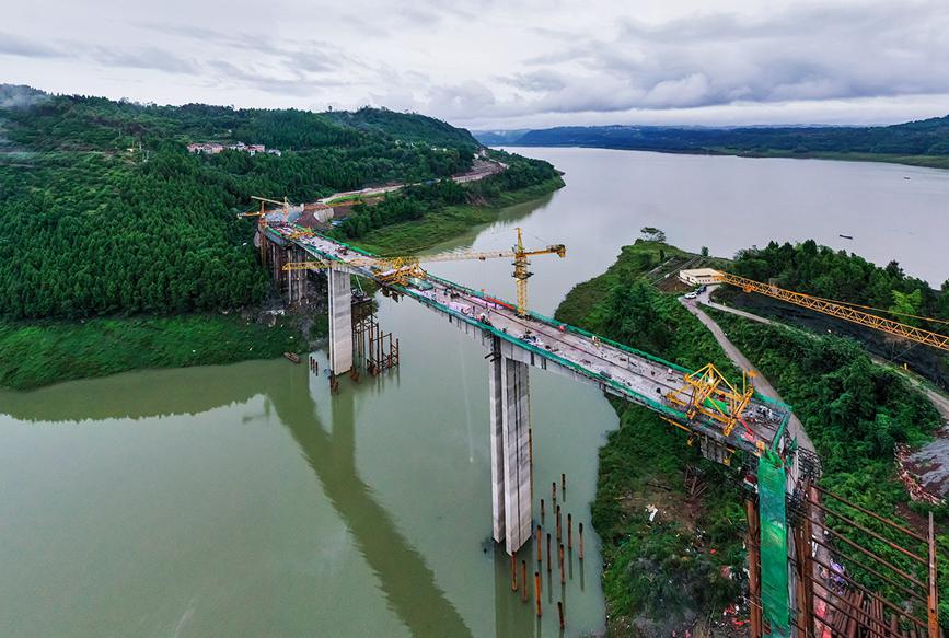 合龍前夕，俯瞰大橋。余鴻攝