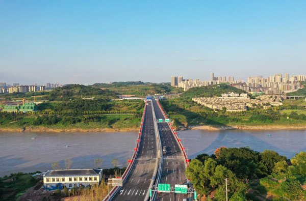 禮嘉嘉陵江大橋。藍(lán)天攝