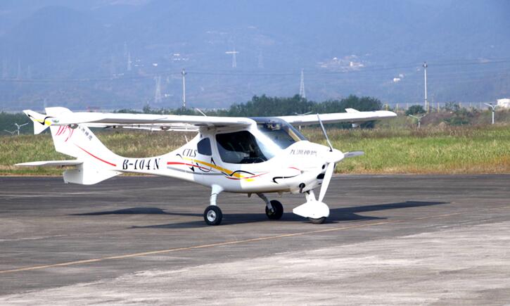 鴻石通航、九洲神鷹通航兩江機(jī)場(chǎng)固定翼飛機(jī)正式開(kāi)飛。孫建和攝