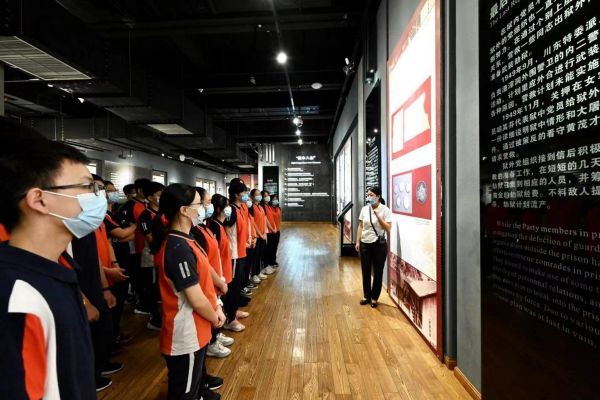 組織學生赴歌樂山烈士陵園開展第九個烈士紀念日主題活動。重慶一中供圖