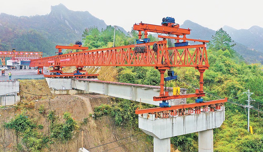 11月13日，位于酉陽龔灘鎮(zhèn)的渝湘復(fù)線高速公路控制性工程——阿蓬江大橋施工現(xiàn)場，工人們正在架設(shè)首片T梁。