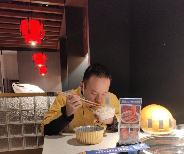 周師兄火鍋（金科樂方店）為外賣騎手提供熱騰騰的盒飯。金科商業(yè)供圖