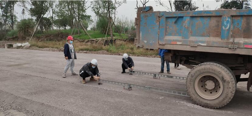 市建科院檢測中心工程師在廣陽島生態(tài)城廣陽大道生態(tài)修復(fù)及品質(zhì)提升項目現(xiàn)場進(jìn)行實地檢測。市建科院檢測中心供圖