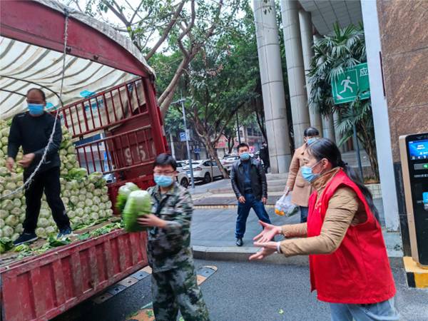 將白菜送與小區(qū)居民。璧山區(qū)融媒體中心供圖