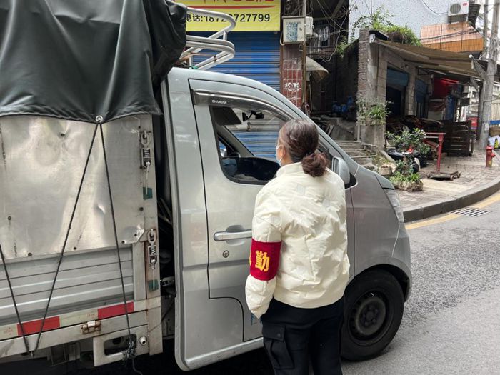 李雪蓮檢查車輛通行證