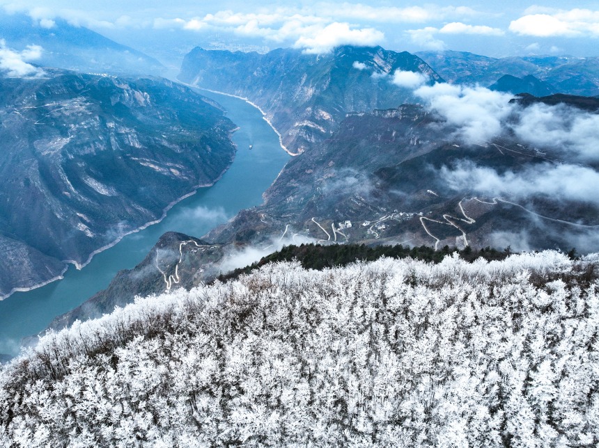 長江三峽巫峽兩岸銀裝素裹。王正坤攝