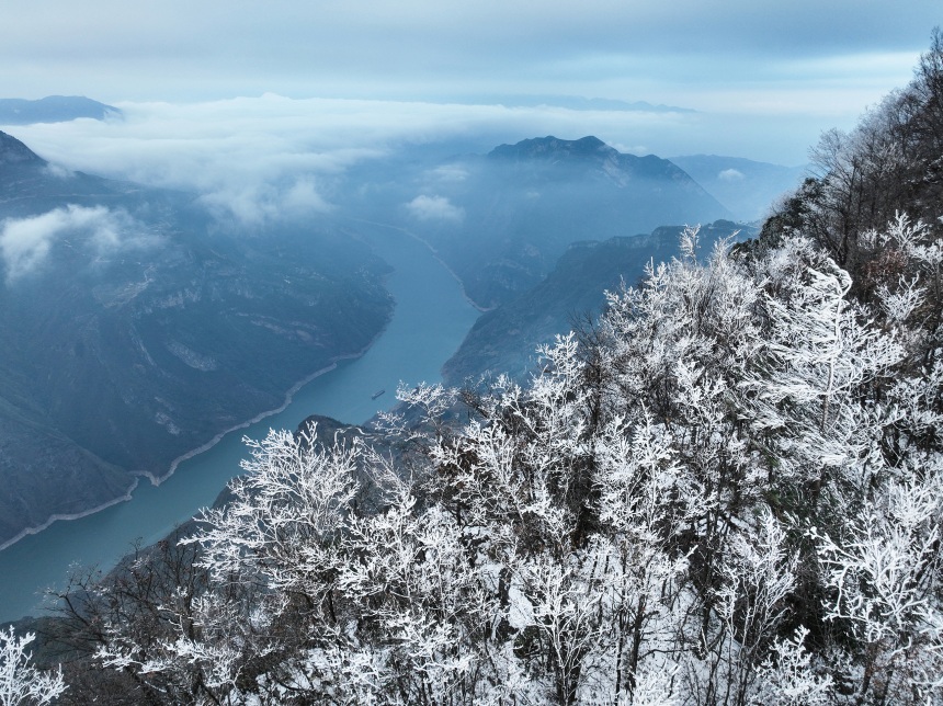 長江三峽巫峽兩岸銀裝素裹。王正坤攝