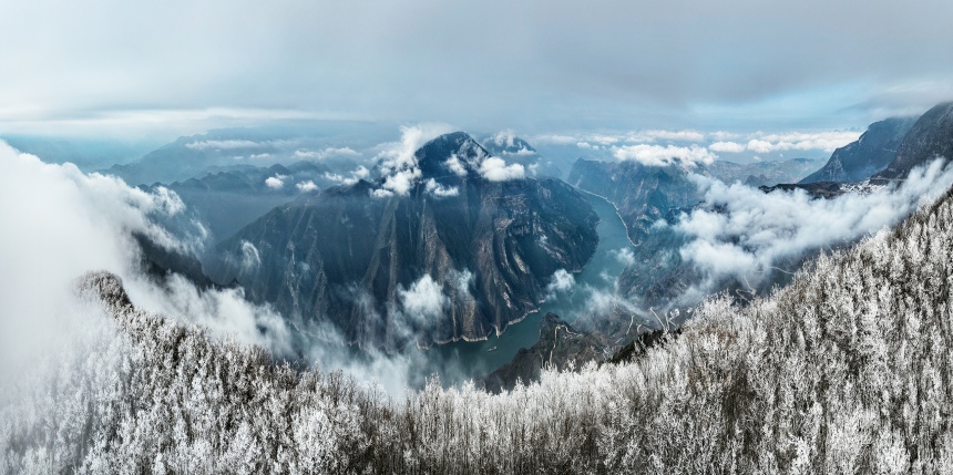 長江三峽巫峽兩岸銀裝素裹。王正坤攝