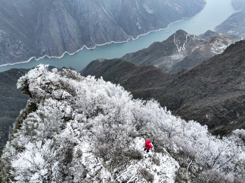 長江三峽巫峽兩岸銀裝素裹。王正坤攝