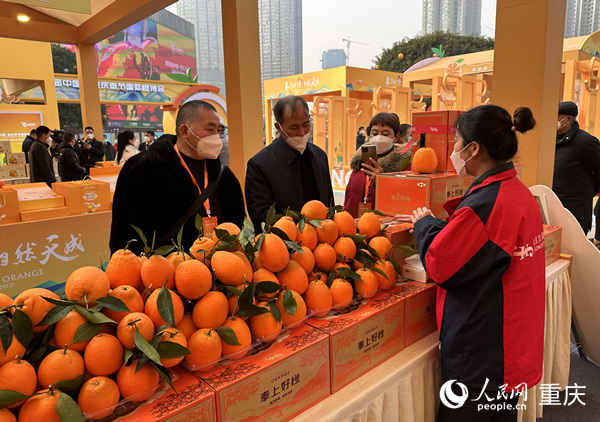 市民在觀音橋商圈展示推介區(qū)選購(gòu)臍橙。人民網(wǎng) 劉政寧攝