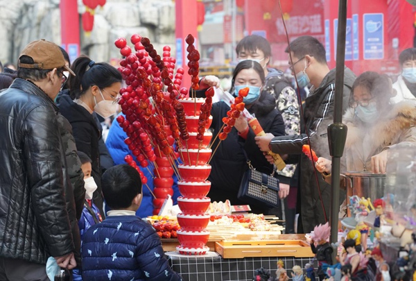 市民在置辦年貨。三峽廣場商圈管委會供圖