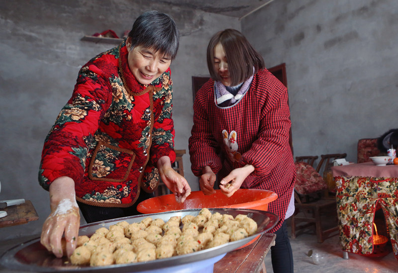 鄧厚國的大女兒和外孫媳在他家?guī)兔φㄍ枳?。盧先慶攝