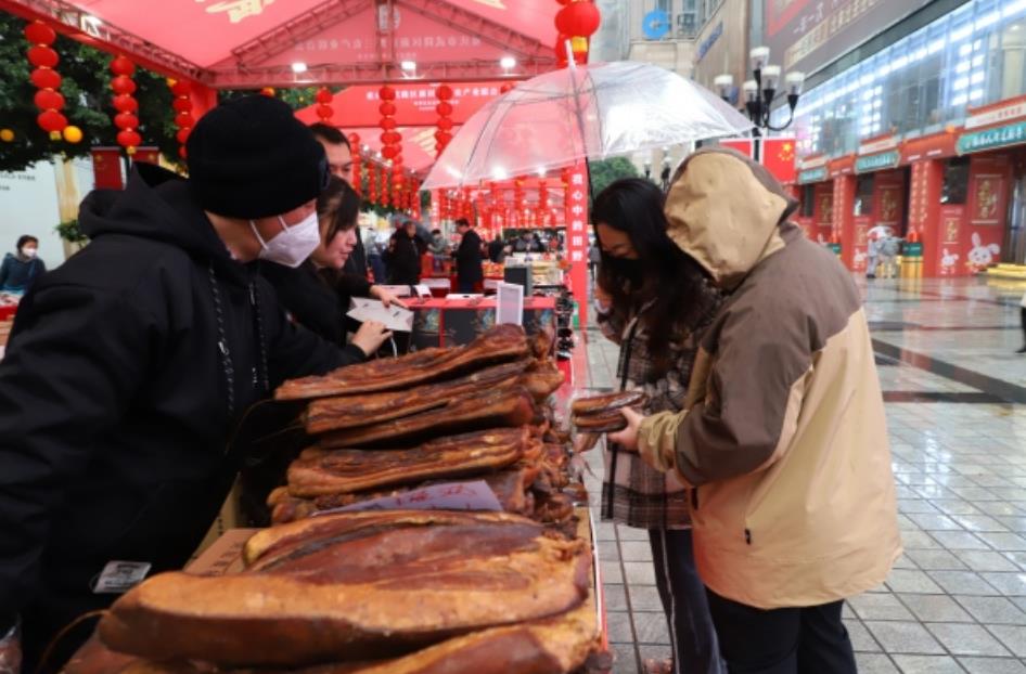 市民購(gòu)買武隆特產(chǎn)。武隆區(qū)委宣傳部供圖