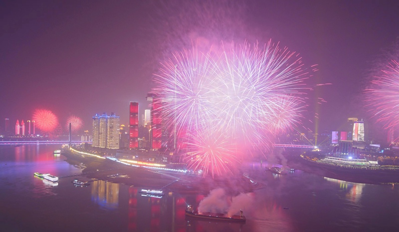 山城夜空在煙花的照耀下壯麗非凡。陳啟寧攝