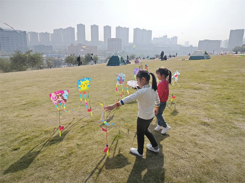 不少市民帶著孩子來到公園踏青、放風(fēng)箏，享受愜意春光。郭旭攝