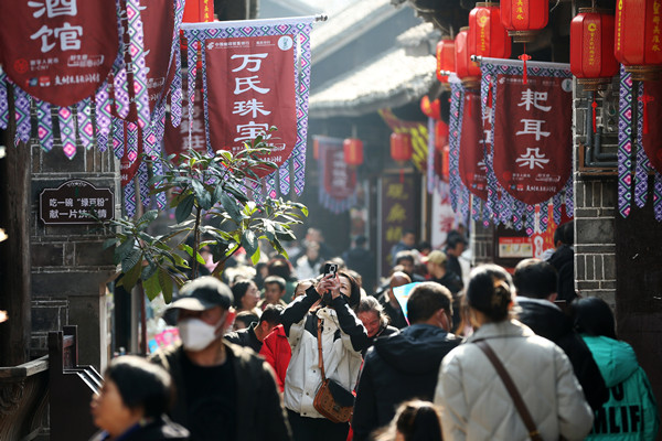 春節(jié)期間，游客在黔江區(qū)濯水景區(qū)老街游玩。黔江區(qū)委宣傳部供圖