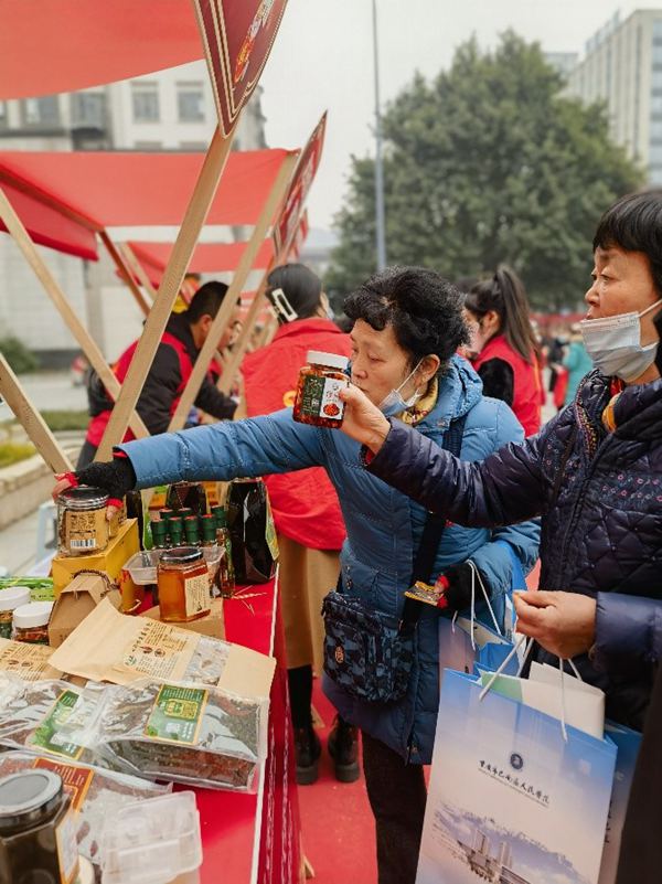 土貨鋪吸引市民選購特色農(nóng)產(chǎn)品。巴南區(qū)供銷社供圖