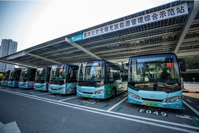 純電公交車正在福佑路光儲充示范站點有序充電中。重慶公交集團驛滿新能源公司供圖