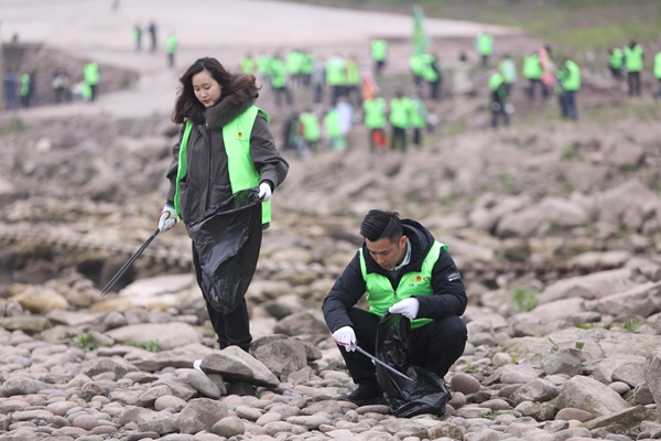 “河小青”青年志愿者在長江邊撿拾垃圾。共青團重慶市委供圖