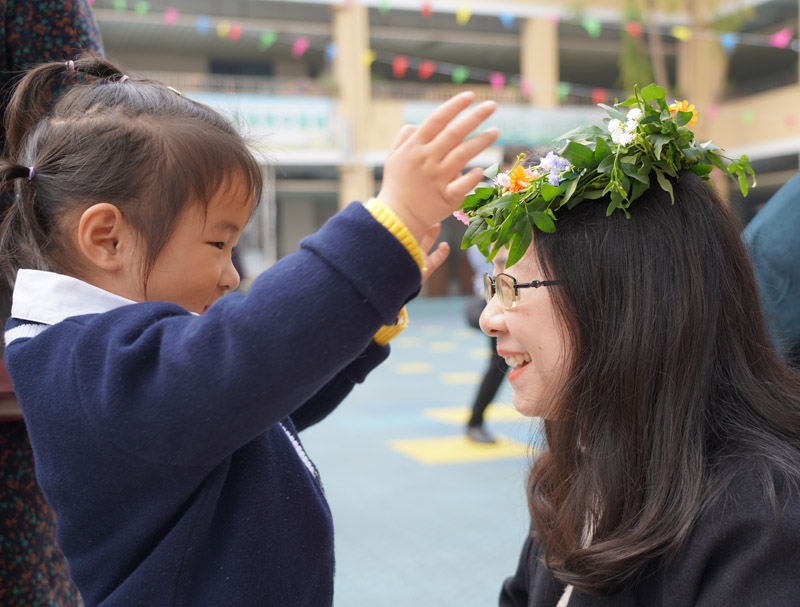 江津區(qū)海匯幼兒園三八節(jié)親子活動：小班寶寶為媽媽戴上親手制作的花環(huán)。江津區(qū)海匯幼兒園供圖