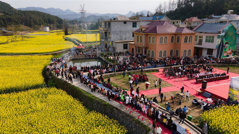 秀山土家族苗族自治縣洪安鎮(zhèn)貴措社區(qū)棚竹山長桌宴活動現(xiàn)場。胡程攝