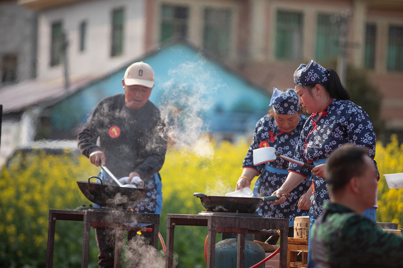 村民正在進(jìn)行廚藝比拼。胡程攝