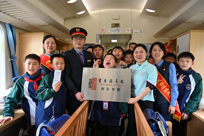 重慶圖書館首個(gè)列車書屋在5610次公益性“慢火車”3號車廂上揭牌。鐘潔攝