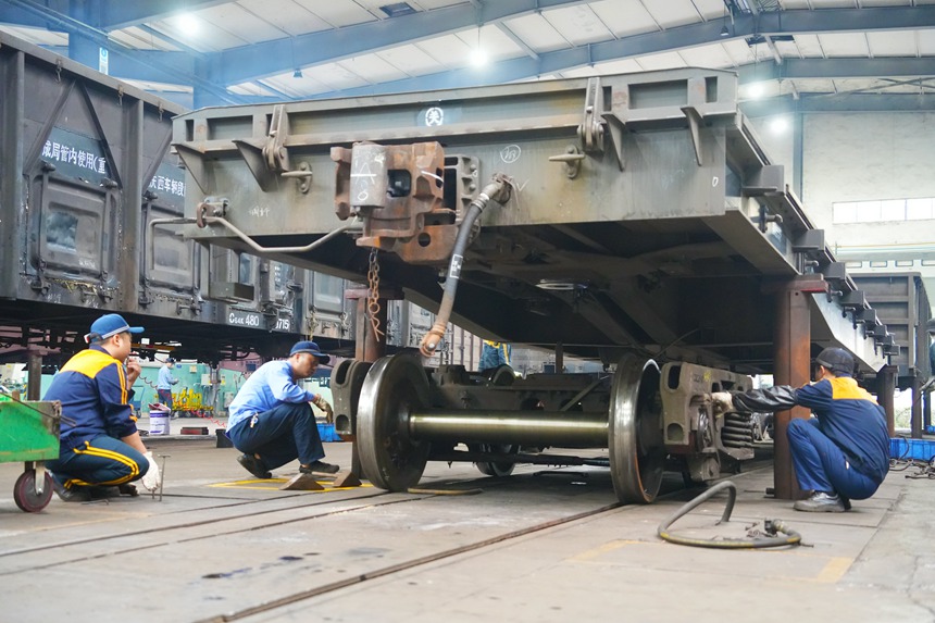 車輛鉗工正在進行架落車作業(yè)。吳晉超攝