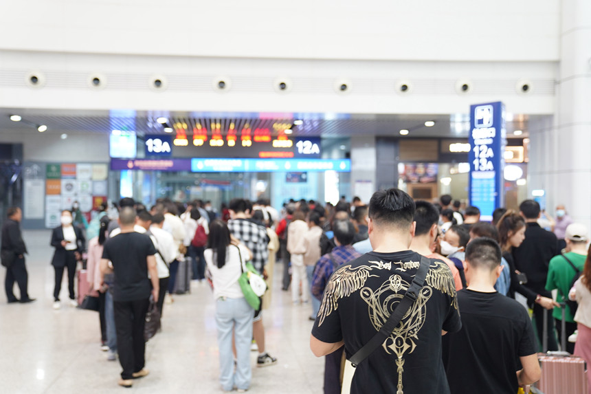 重慶北站內(nèi)，旅客有序排隊候車。汪亮攝