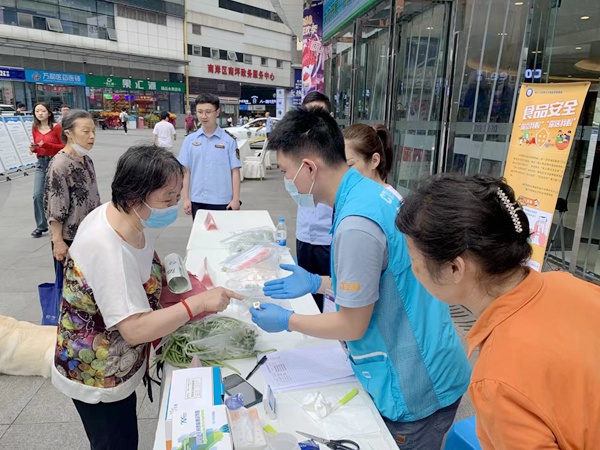 檢驗(yàn)機(jī)構(gòu)人員為市民送檢的蔬菜開(kāi)展快速檢測(cè)。重慶市市場(chǎng)監(jiān)管局供圖