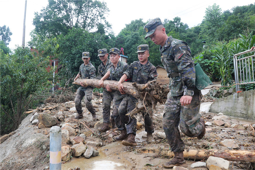 武警官兵清理受災(zāi)現(xiàn)場。李東攝