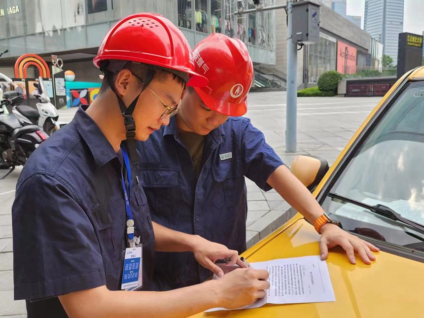 7月6日，重慶燃氣集團江北分公司在江北區(qū)金融城開展安全車巡工作，向第三方施工方發(fā)放《保護天然氣設(shè)施通知書》，預(yù)防第三方破壞。重慶燃氣集團供圖