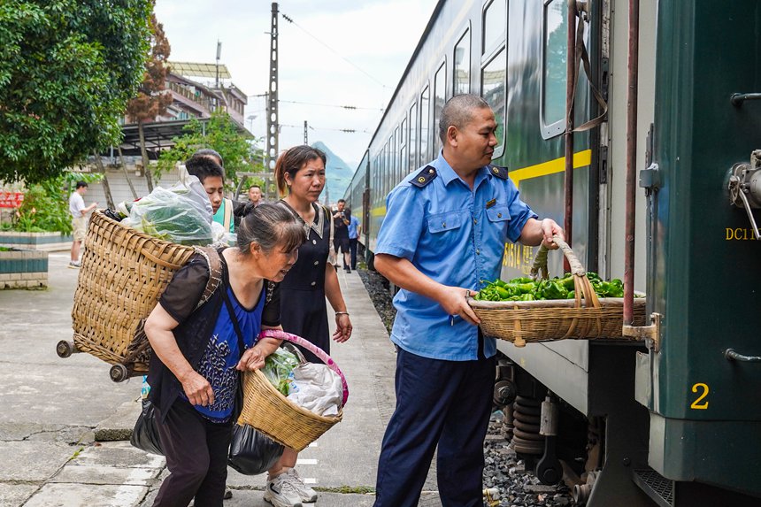 7月11日，沿線村民將自家種的瓜果蔬菜帶上“小慢車”售賣。李文航攝