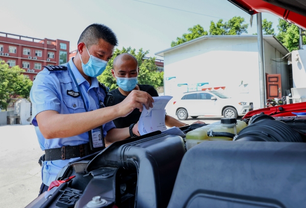 渝北車管所民警對(duì)機(jī)動(dòng)車注冊(cè)登記進(jìn)行查驗(yàn)。重慶市公安局供圖