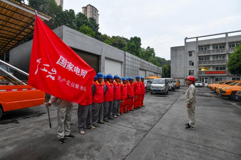 7月28日，國(guó)網(wǎng)重慶江津供電公司出動(dòng)應(yīng)急搶修隊(duì)馳援潼南搶險(xiǎn)保供。王化全攝