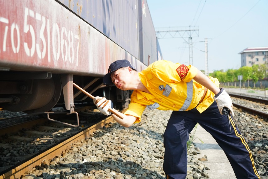 伍洪章檢查列車情況。劉彪攝