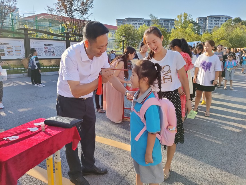 城西小學(xué)校長為同學(xué)們點(diǎn)朱砂、開智慧，寄予美好祝愿。