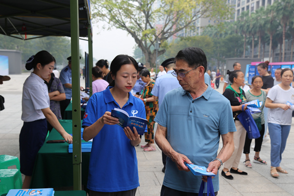 工作人員向過往市民講解網(wǎng)絡(luò)安全知識。長壽區(qū)委宣傳部供圖